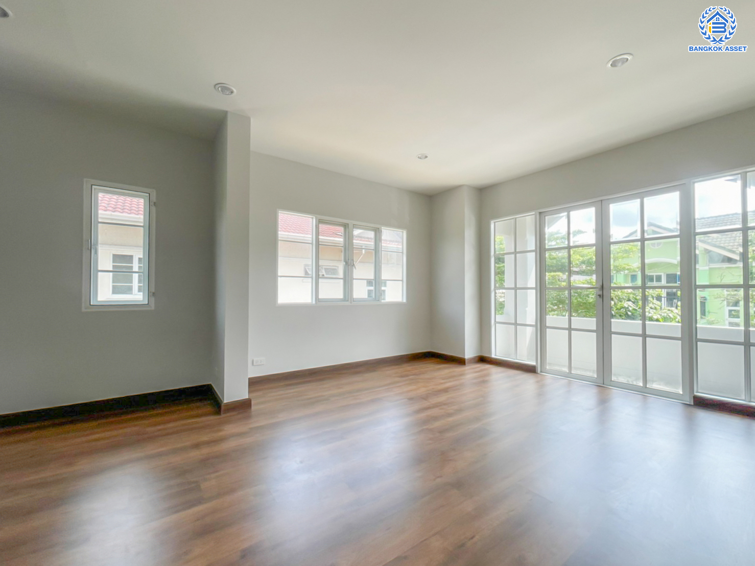 บ้านมือสองตกแต่งใหม่ ม.ภัทรา รามอินทรา5 หลังมุม! บนเนื้อที่กว้างขวางถึง 67.1 ตร.ว. ฟังกชัน 3 ห้องนอน 1 ห้องแม่บ้าน 3 ห้องนอน บ้านสวย พร้อมเข้าอยู่ ตรงข้ามสนามมวยลุมพินี บนทำเลศักยภาพ ใกล้รถไฟฟ้าสายสีชมพู "สถานีรามอินทรา 3"